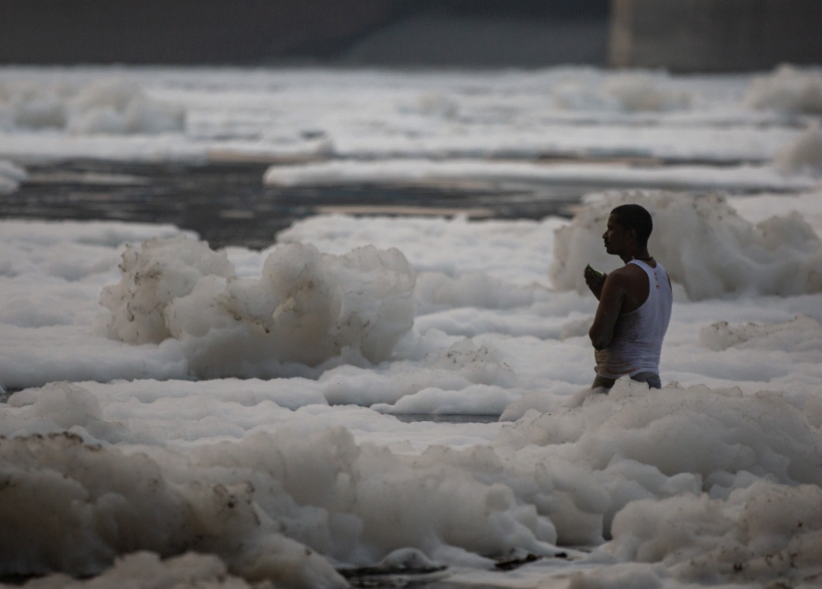 Hindus bathe in toxic foam filled river in Indian Capital to celebrate a holy festival pic